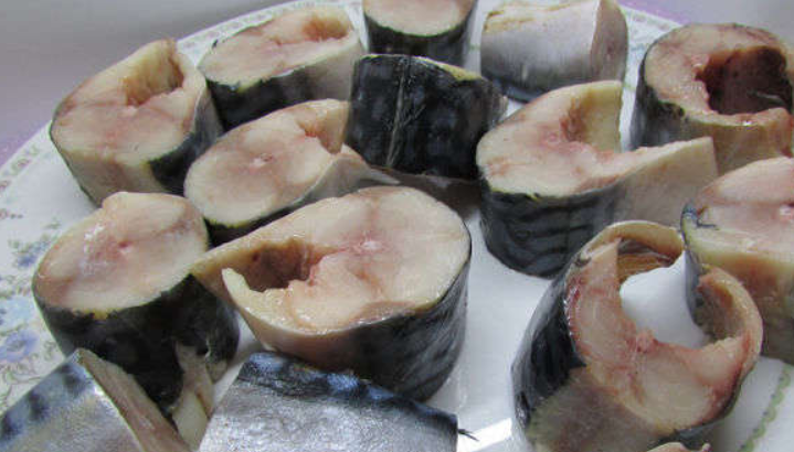 1. Этап. Рыбные консервы в мультиварке: Скумбрию тщательно промойте и нарежьте кусочками (5-6 см.).