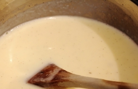 1. Этап. Соус для штруделя: Перелейте массу обратно в сотейник, поставьте её на огонь. Уварите её до нужного состояния, помешивая. Потом снимите с огня и сразу добавьте масло. Перемешайте.