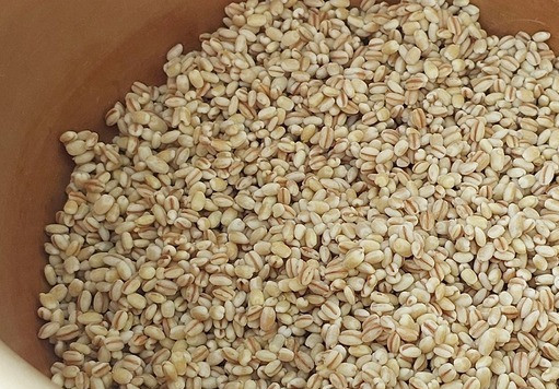 1. Этап. Перловая каша с индейкой Полевая кухня: С перловки слить лишнюю воду и засыпать крупу в чашу мультиварки.