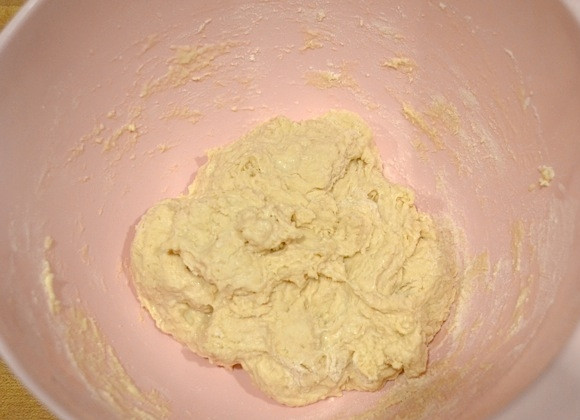 1. Этап. Пицца со сливочным соусом: 1. В большой миске смешайте муку, соль и дрожжи, добавьте воду и замешайте тесто. Накройте миску с тестом, пускай оно постоит при комнатной температуре 12-18 часов.