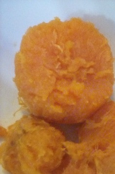 1. Этап. Суп-пюре из батата и черники: Подготовить батат. В разогретой (180С) духовке запекать батат 40 минут до полной готовности. Разрезать на части.