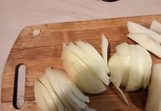 1. Этап. Стейк из лосося с сыром дорблю: Добавьте апельсиновый сок, кокосовое молоко, соевый соус, бальзамический уксус, снимите с огня, остудите. Возьмите рыбу, посолите. Маринуйте рыбу в маринаде 30 минут. Возьмите лук, нарежьте полукольцами