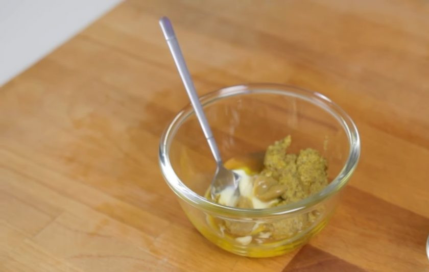 1. Этап. Торнадо-доги: 3. Приготовьте соус: смешайте майонез, мед, сладкую горчицу, острую горчицу, винный уксус, паприку и соль. Хорошо перемешайте.