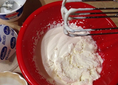 1. Этап. Ленивые эклеры с творожной начинкой: 9. Добавим рикотту или протертый через сито творог и взбиваем до однородности.