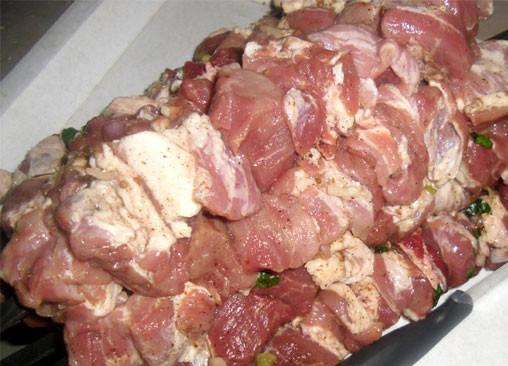 1. Этап. Шашлык по-американски: Когда угли будут готовы, мясо нанизать на шампура.