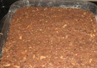 1. Этап. Запеканка из печени: 9. Солим, перчим по вкусу. Перемешиваем еще раз и выкладываем на противень, застланный пленкой или бумагой для запекания.