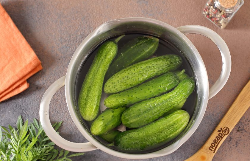 1. Этап. Засолка огурцов с бархатцами: Огурцы замочите в холодной воде на 2 часа, затем промойте и обсушите.