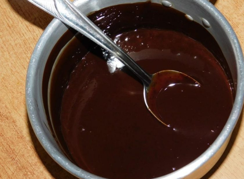 1. Этап. Шоколадный брауни из кабачков: Отдельно растопите сливочное масло вместе с шоколадом. Остудите до теплого состояния.