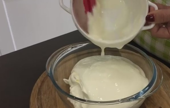 1. Этап. Сыр Филадельфия (легкий и вкусный рецепт): 2. Йогурт и сметану смешайте в миске и ложкой перемешайте между собой. Миксером это делать нежелательно, чтобы не получилась другая консистенция.