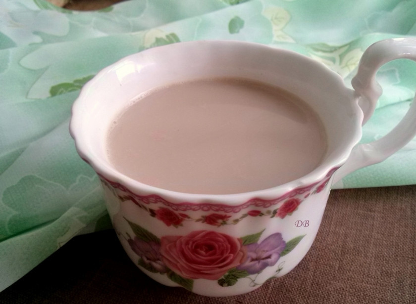 1. Этап. Йога чай: Как только чай закипит, снимите его с огня, закройте крышку и дайте настояться. Перед тем, как разливать его по чашкам, процедите через сито, чтобы убрать кусочки специй.