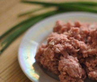 1. Этап. Детский суп из индейки: Филе индейки тщательно вымыть, лук очистить и перекрутить все вместе на мясорубке. Слегка посолить и перемешать.