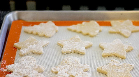 1. Этап. Печенье со сметаной: 8. Противень застелить пергаментом и выложить печенье. Отправить противень в разогретую духовку.