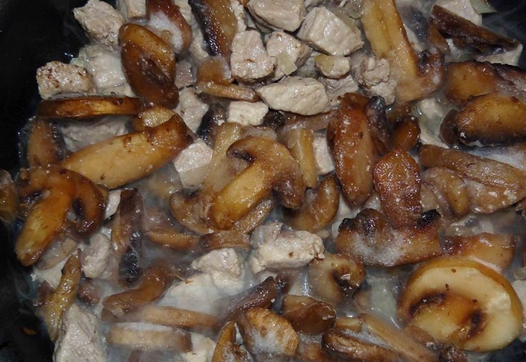 1. Этап. Свинина с фасолью в горшочках: Добавляем грибы (у меня были замороженные).