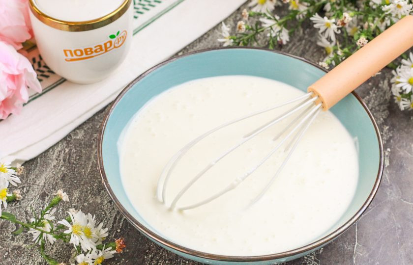 1. Этап. Торт из печенья с кремом из сметаны и сгущёнки: Тщательно все перемешайте, чтобы сахарная пудра растворилась в креме. Не переживайте из-за того, что крем получится жидким — его отлично впитает печенье!