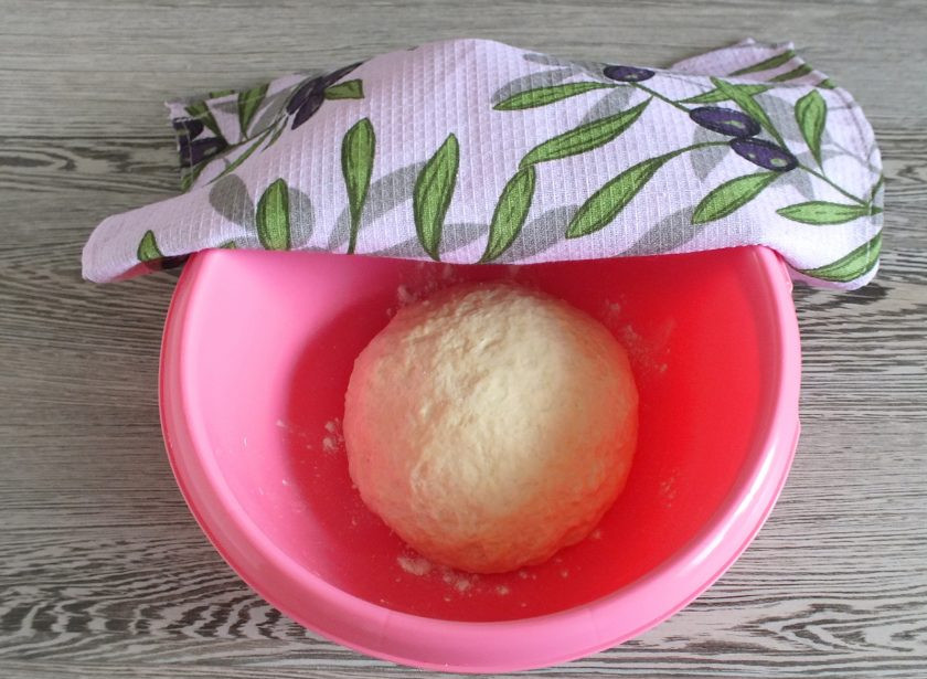 1. Этап. Булочки на рассоле: Замесите мягкое, податливое, не липнущее к рукам тесто. Округлите, выложите в чашу, накройте полотенцем и оставьте на 1 час 15 минут в теплом месте для подъема.