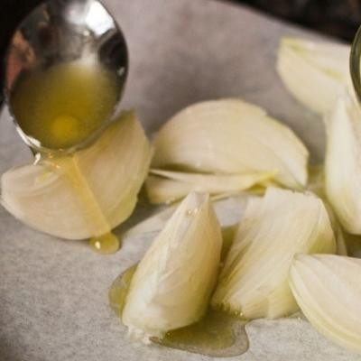 1. Этап. Блины с говядиной и луком: Каждый кусочек луковицы должен быть равномерно покрыт заправкой - это важно.