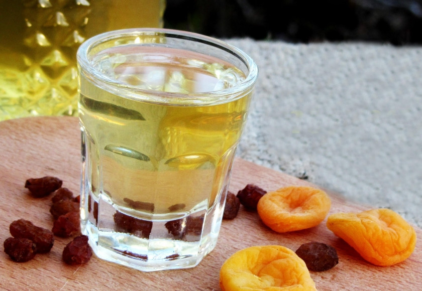 1. Этап. Настойка на сухофруктах: Каждые 3 дня не забывайте взбалтывать настойку, чтобы она хорошенько перемешивалась. По истечении времени настойку можно процедить через марлю с ватой для прозрачности. В сухофруктах останется много жидкости. Отожмите их в первую очередь. Настойка готова. Хранится она долго, так что можно не пить все сразу!