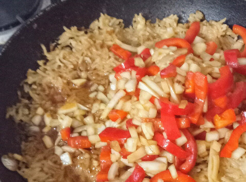 1. Этап. Тайский рисовый салат: Тем временем, увеличить огонь до сильного и готовить рис до хрустящести ещё 5 минут. Затем, добавить смесь лука и перца сладкого.