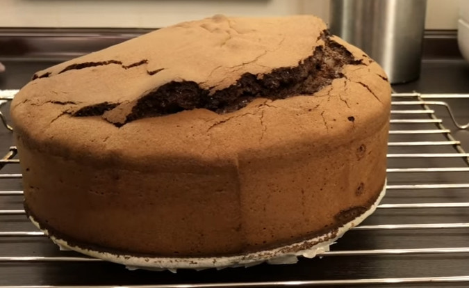 1. Этап. Шоколадный торт Захер: 9. Осторожно достаньте корж из формы, он получился высокий, поэтому немного прижмите его доской. Остужайте корж около 4 часов.