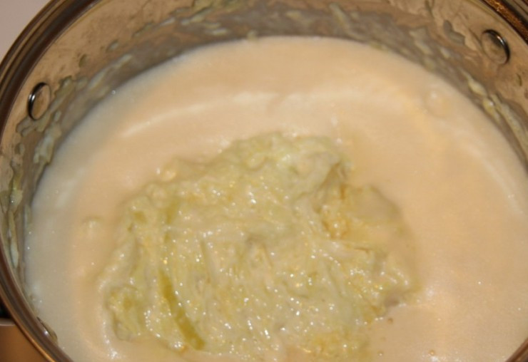 1. Этап. Запеканка из кабачков с манкой: Когда кабачковая масса остынет, добавляем к ней взбитые яйца, соль и перец по вкусу, тщательно все перемешиваем.