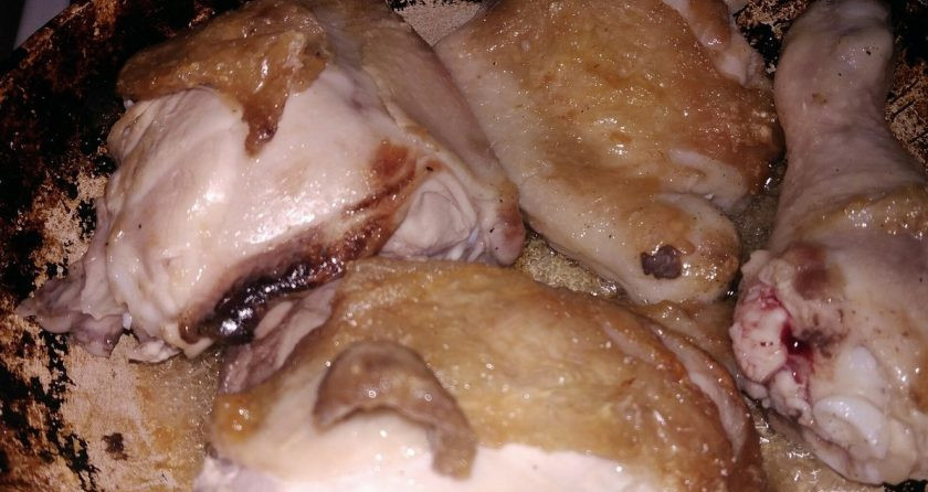 1. Этап. Курица с подливой и овощами: 2. Обжаривайте с обеих сторон до румяного цвета и корочки. Только после этого можно курочку выложить в кастрюлю или жаровню, в которой будете ее тушить.