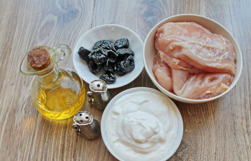 1. Этап. Куриное филе с черносливом: Подготовьте все необходимые ингредиенты для приготовления куриного филе с черносливом. Чернослив вымойте и замочите в горячей воде на 5 минут.