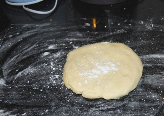 1. Этап. Песочное печенье Звездочки (пошаговый рецепт): Раскатываем тесто в пласт, формочками вырезаем печеньки и перекладываем их на противень, застеленный пергаментом, охлаждаем в течение 15 минут.