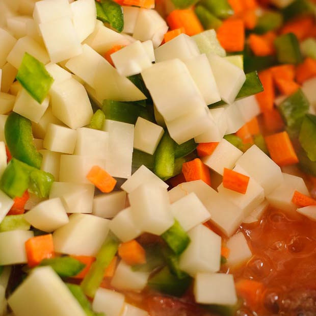 1. Этап. Суп с фрикадельками из говяжего фарша: Нагрейте масло в сковороде. Поместите туда 4 фрикадельки и обжарьте до золотистого цвета. Добавьте помидоры, готовьте пока они не потеряют форму и станут очень мягкими. Старайтесь помешивать часто для того, чтобы избежать прилипания. Добавьте овощи и готовьте еще пару минут.