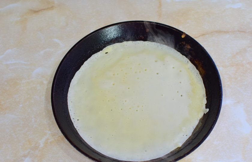 1. Этап. Блины с маскарпоне: Блинную сковороду смажьте растительным маслом и разогрейте до горячего состояния. Налете тонким слоем тесто.