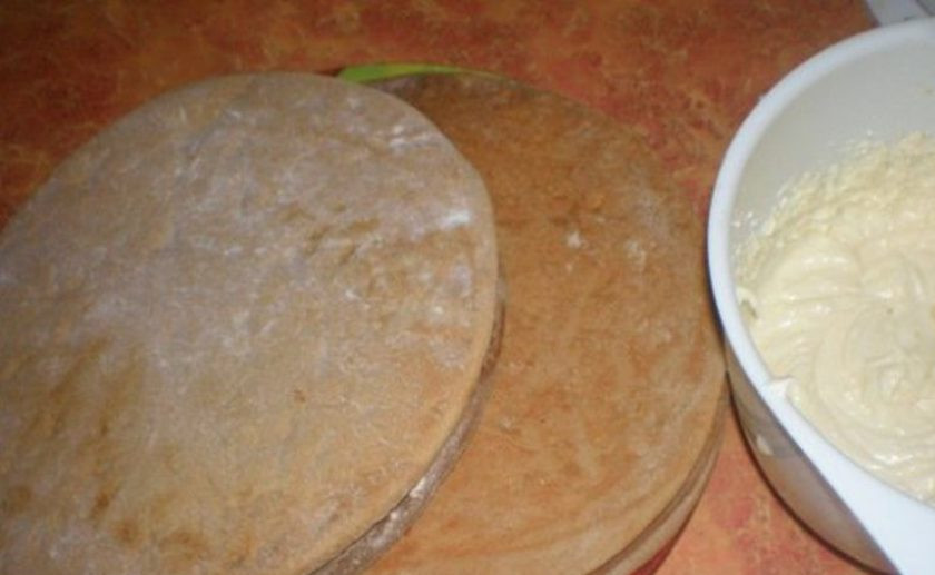 1. Этап. Домашний медовый торт: Коржи выпекайте в разогретой духовке при 180 градусах в течение 8 минут на каждый корж.