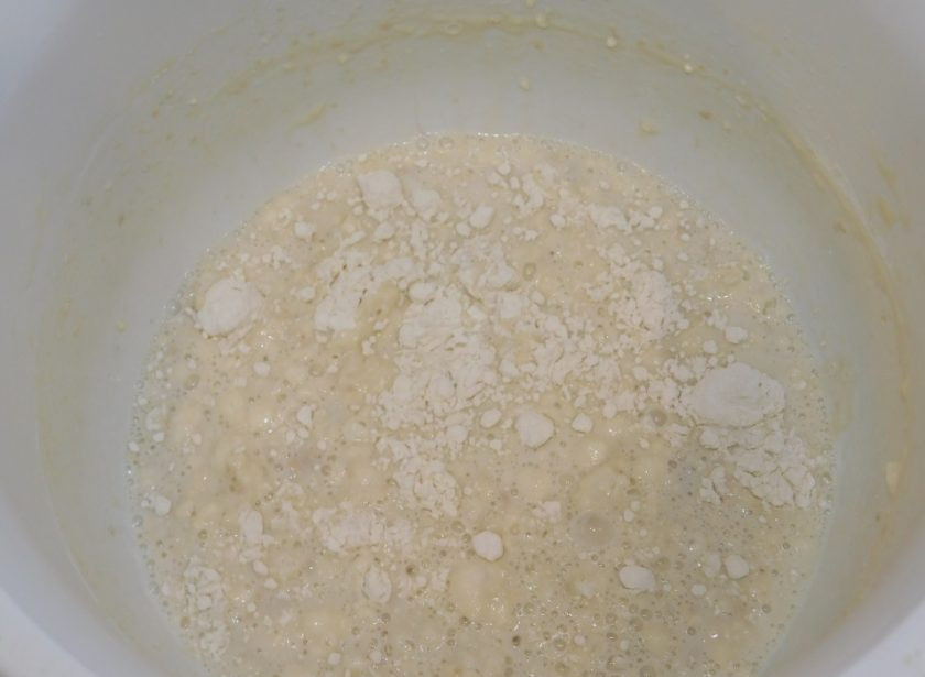 1. Этап. Белый хлеб с сыром и орехами: Добавьте сахар и немного муки. Перемешайте и дайте постоять минут 20-30.