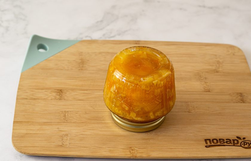 1. Этап. Варенье из яблок и абрикосов: Плотно закрутите крышку, переверните банку вверх дном и оставьте так до полного остывания.