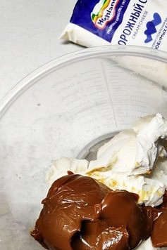 1. Этап. Карамельный чизкейк с облепихой: Для начинки смешать творожный сыр со сгущенным молоком.