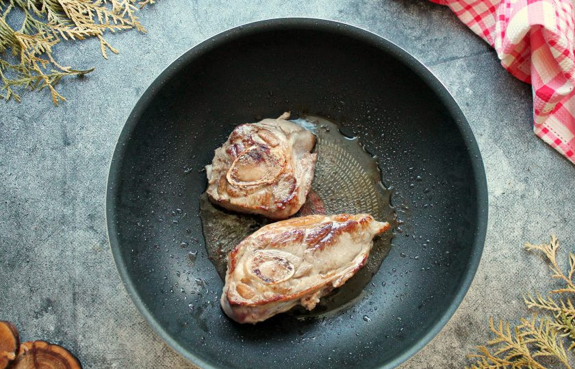 1. Этап. Суп Соуз: В казан налейте растительное масло, разогрейте на сильном огне, выложите куски мяса и обжарьте с двух сторон до румяной корочки.