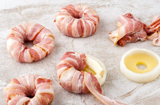 1. Этап. Оригинальные пончики с беконом: 5. Оберните полосочками бекона довольно плотно. В зависимости от длины, у вас уйдет 2-3 полосочки на каждый пончик.