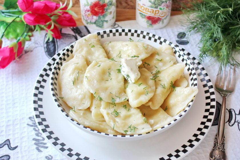 1. Этап. Вареники на минеральной воде: Вареники на минеральной воде готовы. Подавайте к столу со сметаной, сливочным маслом или с вашим любимым соусом.