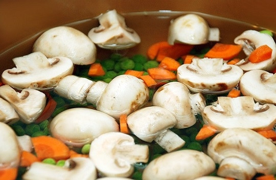 1. Этап. Овощной суп без картошки: 3. В кастрюлю после закипания воды отправьте грибы, морковь и горошек. Посолите по вкусу.