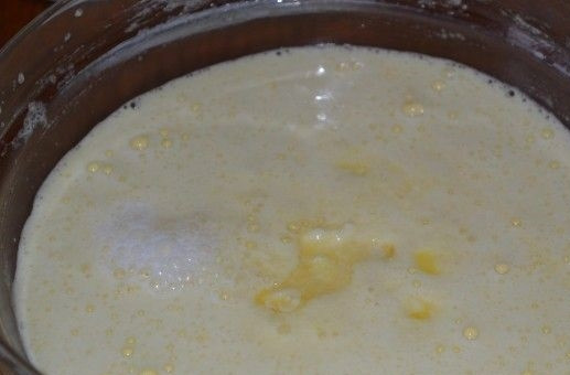 1. Этап. Торт Минутка на сковороде: 4. Влейте кефир и перемешайте.