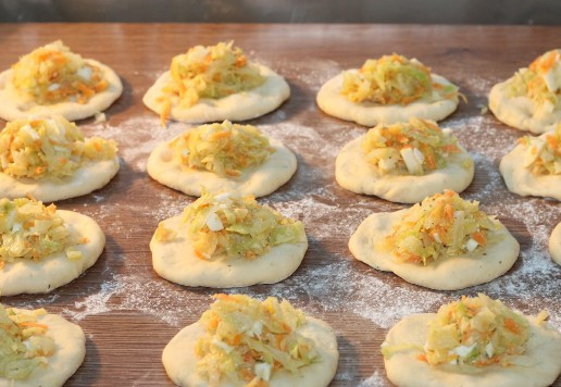 1. Этап. Круглые пирожки с овощами и яйцом: 12. Каждый шарик раскатываем в лепешку и кладем начинку, примерно по 1 ст. л.. Соединяем края и формируем круглый пирожок.