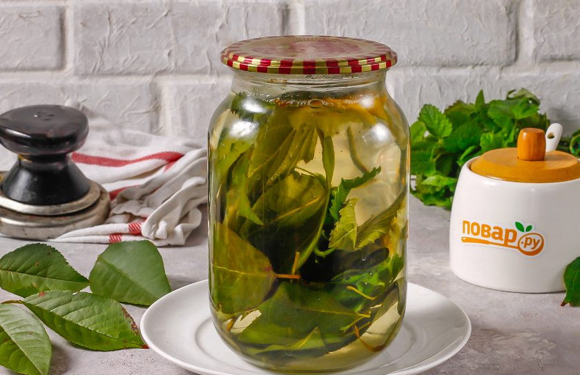 1. Этап. Компот из листьев вишни на зиму: Поместите заготовку на хранение в кладовую до зимы.