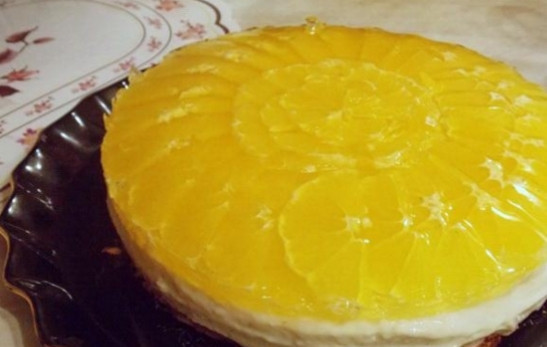 1. Этап. Апельсиновое желе для торта: 3. Магазинное желе разводим, как указано на упаковке, вот только воды берем в полтора раза меньше положенного, чтобы получилось насыщенное по цвету желе. Заливаем апельсины, и ждем полного застывания. Готово!