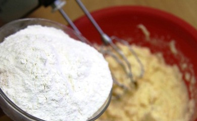 1. Этап. Торт Лакомка: 3. Просеиваем муку и постепенно добавляем ее к общей массе, при этом тщательно перемешиваем тесто.