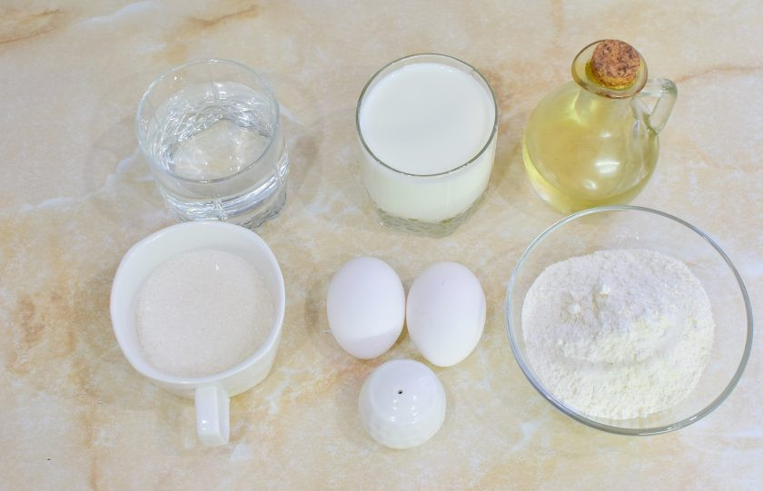 1. Этап. Блины на молоке с кипятком: Для приготовления блинов подготовьте необходимые ингредиенты. Муку просейте через сито, чтобы насытить её кислородом. Молоко можно взять любой жирности.