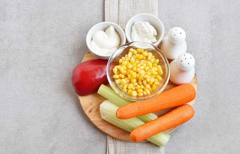 1. Этап. Салат с морковью и кукурузой: Подготовьте ингредиенты.