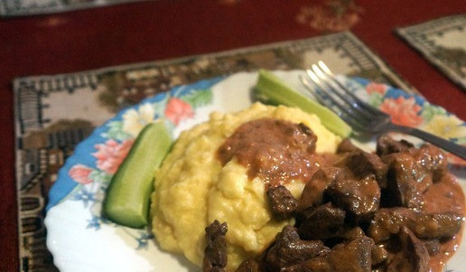 1. Этап. Печень по-строгановски: Печень по-строгановски готова. Самый уместный гарнир – нежное картофельное пюре в сопровождении маринованных или соленых овощей. Приятного аппетита!