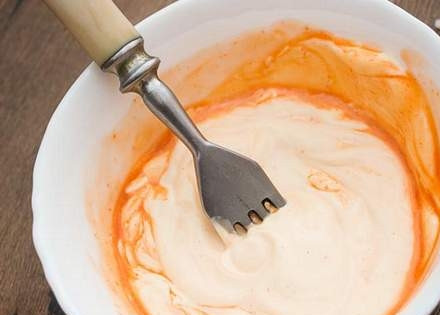 1. Этап. Бургеры из мраморной говядины: Соус для бургера может быть любым, какой вы только любите. А мы сейчас смешаем майонез с острым томатным соусом.