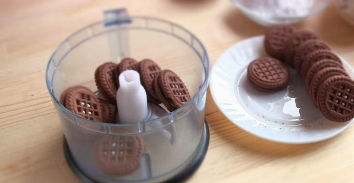 1. Этап. Чизкейк без выпечки с творогом: 2. Для основы 300 г печенья перебейте блендером в мелкую крошку. Размягченное сливочное масло добавьте в крошку и перемешайте.