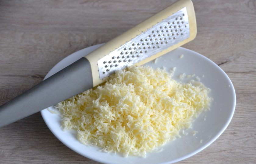 1. Этап. Булочки Боу де кежо: Натрите сыр на мелкой терке.