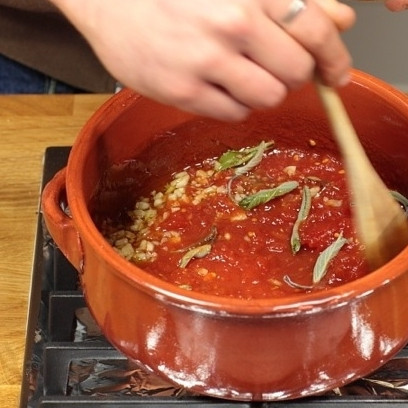 1. Этап. Фасоль тушеная с помидорами: Добавить специи, довести соус до кипения.