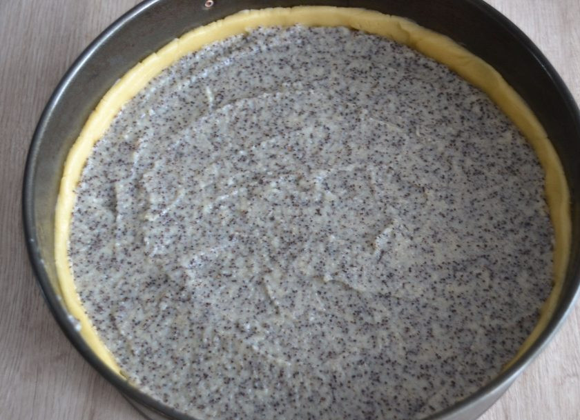 1. Этап. Маковый пирог со сметанной заливкой: Выложите начинку, поставьте в духовку для запекания при температуре 160 градусов на 30-40 минут.